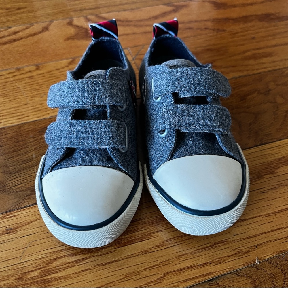 Kids polo sneakers size 7